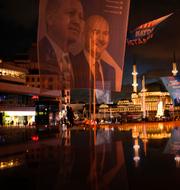 Flagga med bild på Erdogan och Kilicdaroglu. Francisco Seco / AP