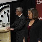 The Bulletin of the Atomic Scientists skruvar fram klockan.