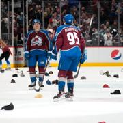 Coloradopubliken hyllar Burakovskys hattrick med ett hattregn.