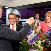 Vänsterpartiets Jonas Sjöstedt tackar efter söndagskvällens partiledardebatt i Agenda.