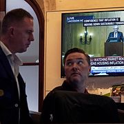 Investerare med Powell på tv:n. Arkivbild.