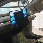 Interiör från Teslas ”cybercab”, i praktiken en ombyggd Tesla model Y. 