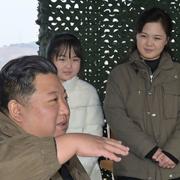 Kim Jong-Un med dottern och frun Ri Sol-Ju.