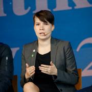 I mitten: Annika Hirvonen Falk (MP).