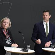 Särskilda utredaren Anita Linder och migrationsminister Johan Forssell (M).