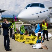 Klimataktivister blockerar privata flygplan på en flygplats i Geneve 2023. 