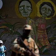 En soldat patrullerar i Johannesburg.