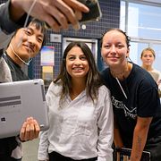 Nooshi Dadgostar (V) träffar elever från Birkagårdens folkhögskola under onsdagen.