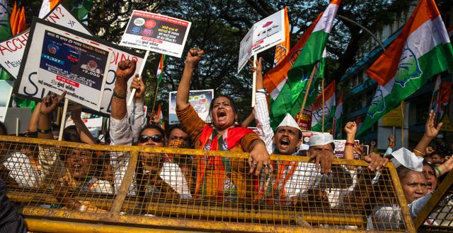 Anhängare till ett oppositionsparti i Indien protesterar mot arbetslöshet i november 2021. AP