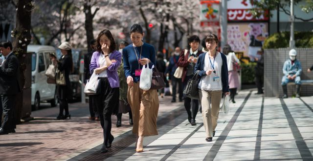 Kvinnor på väg till jobbet i Japan. Illustrationsbild. Said Karlsson/TT