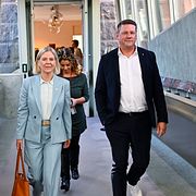 Socialdemokraternas partiledare Magdalena Andersson (S) och partisekreterare Tobias Baudin (S) i riksdagen under onsdagen.