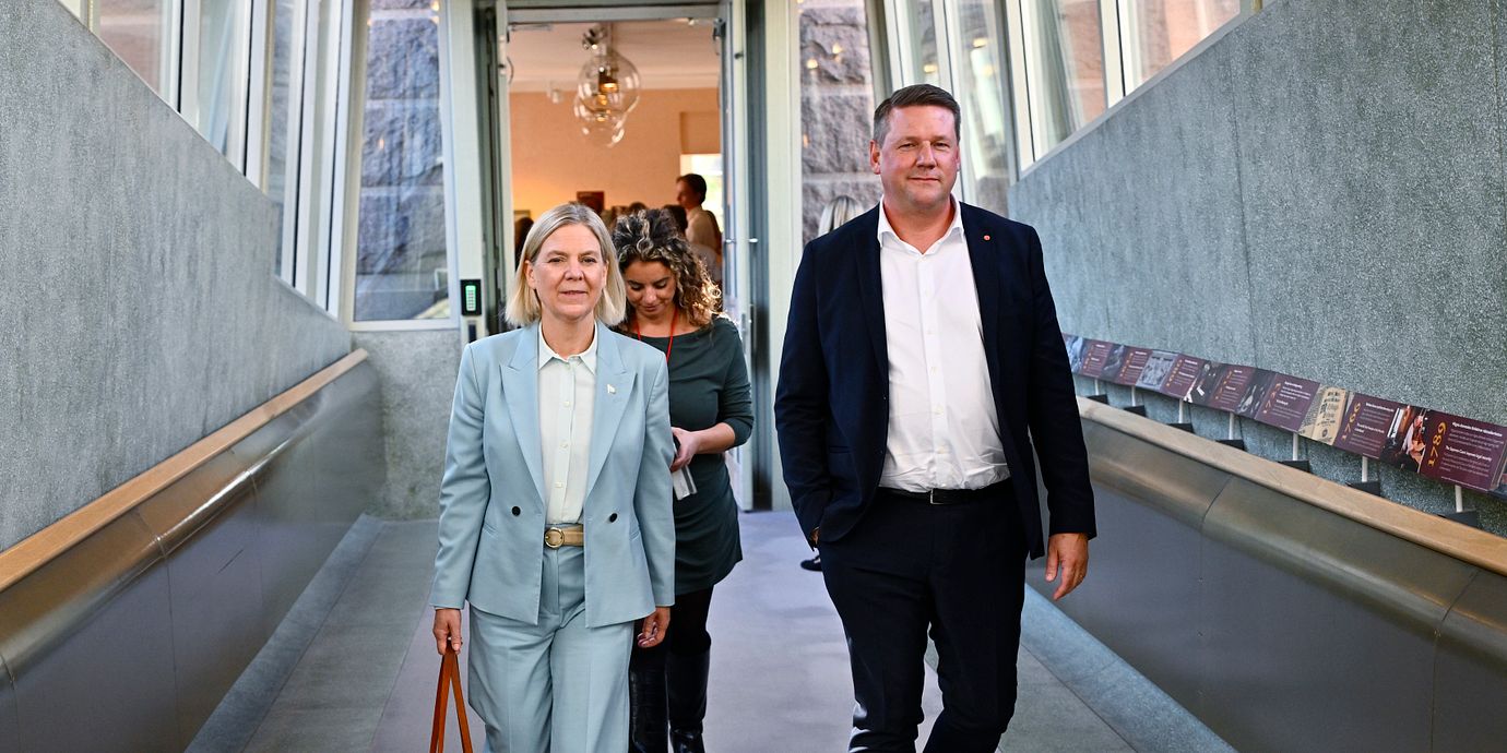 Socialdemokraternas partiledare Magdalena Andersson (S) och partisekreterare Tobias Baudin (S) i riksdagen under onsdagen.