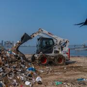 Plastavfall på en strand i Indien.