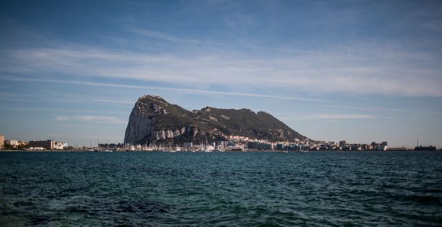 Gibraltar, vy från den spanska staden La Linea.  Javier Fergo / TT NYHETSBYRÅN