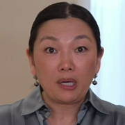 Till vänster: Wildberries vd Tatjana Kim. Till höger: Rök stiger mot himlen efter en drönarattack mot ett Wildberries-varuhus i S:t Petersburg den 24 juli.