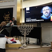 Anhöriga till rabbin Eli Schlanger under begravningen.