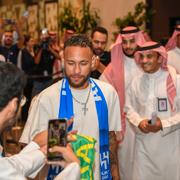 Den brasilianske fotbollsstjärnan Neymar har gått till saudiska klubben al-Hilal.