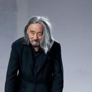 Yohji Yamamoto bugar sig, traditionsenligt, efter visningen av hans höst-vinterkollektion för 2024–2025 i Paris i början av förra året.