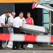 En kista bärs ut från nattklubben i Konstanz.