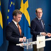 Utrikesminister Tobias Billström (M) (th) och försvarsminister Pål Jonson (M).