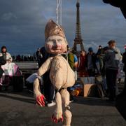 Ryssar protesterar mot Putin i Paris på söndagen.