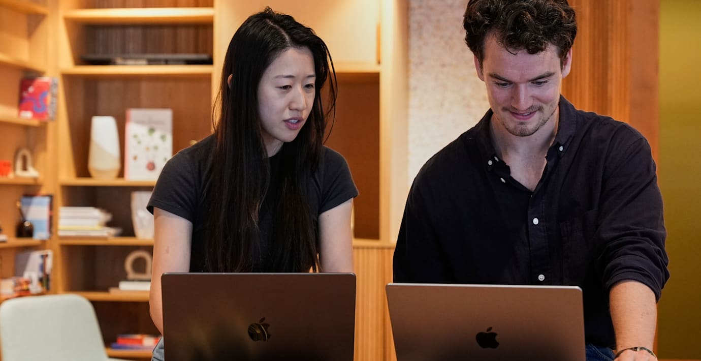 Cat Wu, produktchef för Claude Code, och Alex Albert, ansvarig för Claude-relationer, på Anthropics huvudkontor i San Francisco.