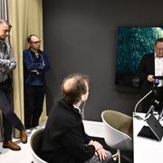 Northvolts interim-ordförande Tom Johnstone uttalar sig på Northvolts kontor i Stockholm efter bolagets konkursbesked. Peter Carlsson, grundare, till vänster. 