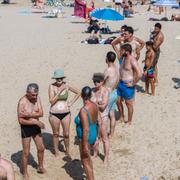 Strandbesökare i Saint-Jean-de-Luz i södra Frankrike.