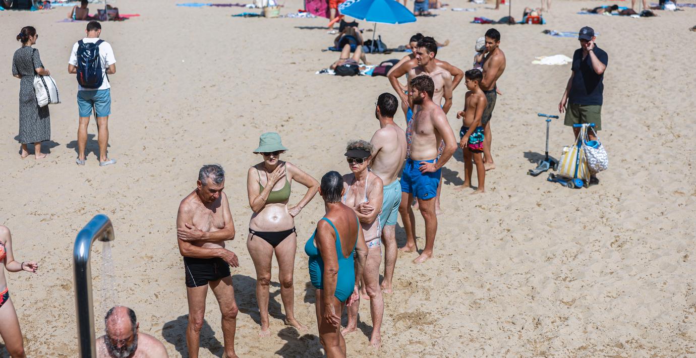 Strandbesökare i Saint-Jean-de-Luz i södra Frankrike.