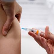 En kvinna får HPV-vaccinet på St. Hanshaugen i Oslo.