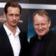 Far och son Stellan och Alexander Skarsgård på röda mattan vid premiären på "The Avengers" 2012.