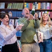 Clara Wendel, Erik Magntorn och förlagschef Marie Pettersson korkar upp ännu en flaska bubbel på Ellerströms förlag i Malmö.
