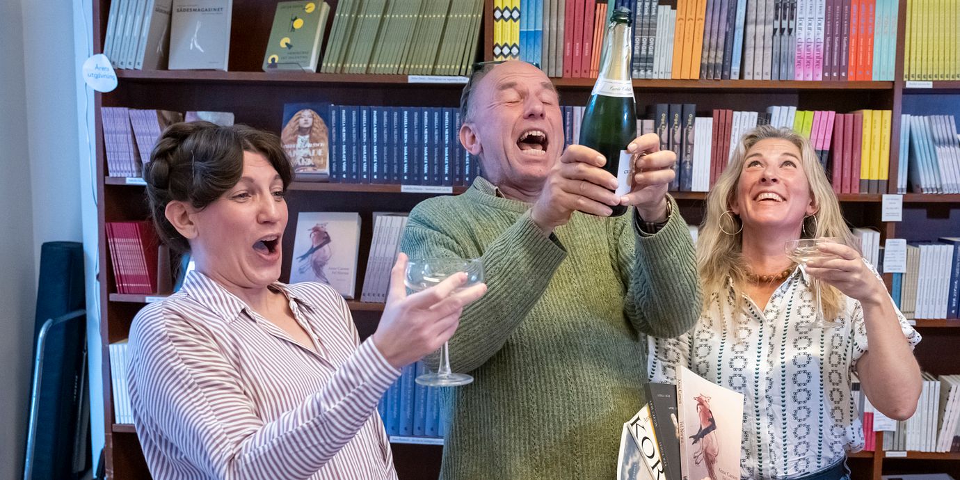Clara Wendel, Erik Magntorn och förlagschef Marie Pettersson korkar upp ännu en flaska bubbel på Ellerströms förlag i Malmö.