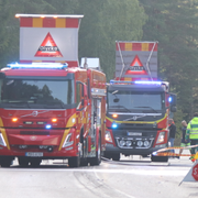 Under måndagen skedde en olycka och fem män har omkommit i en frontalkrock mellan en personbil och en lastbil mellan Skara och Falköping. 