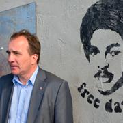 Förre statsminister Stefan Löfven framför bild av Dawit Isaak. Arkivbild.