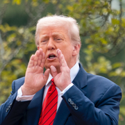 Donald Trump samt en bild på soldater från nationalgardet i samband med protester i Los Angeles tidigare i år. 