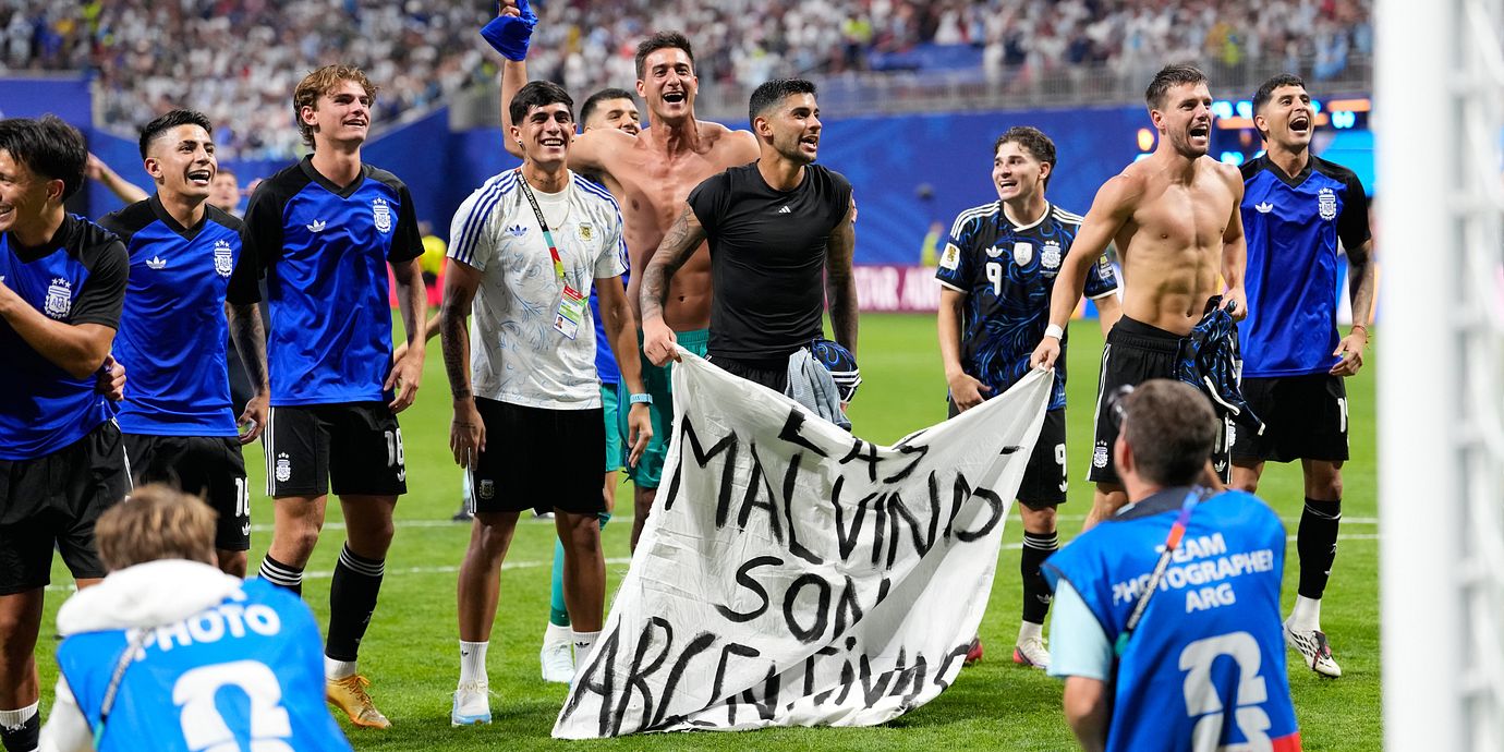 Argentina vecklade ut en banderoll efter att de besegrat England i semifinalen.
