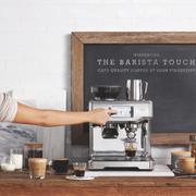 Kaffemaskinen Sage Barista Touch gör det lätt att göra perfekt italienskt kaffe hemma i köket.