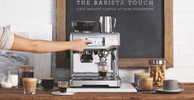 Kaffemaskinen Sage Barista Touch gör det lätt att göra perfekt italienskt kaffe hemma i köket. 