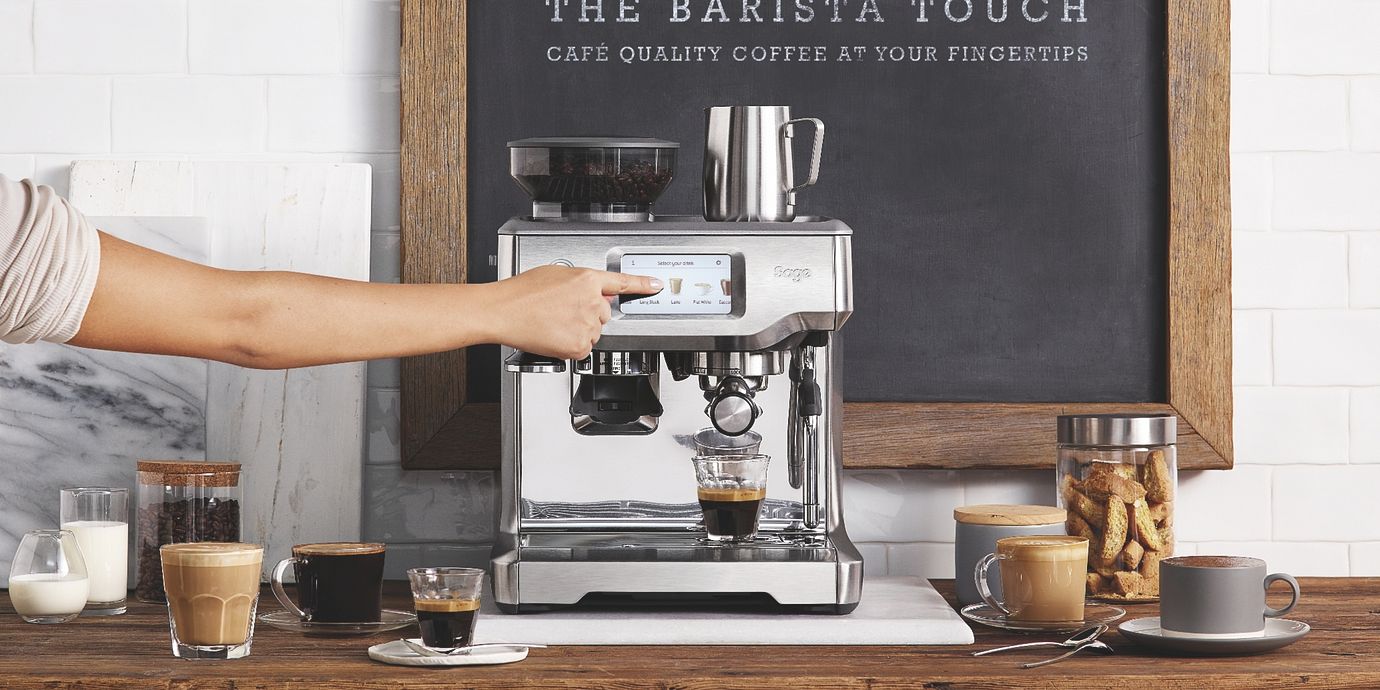 Kaffemaskinen Sage Barista Touch gör det lätt att göra perfekt italienskt kaffe hemma i köket.