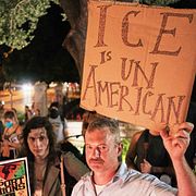 Protester i Texasdelstaten Austin efter att en ICE-agent skjutit en civil i ryggen.