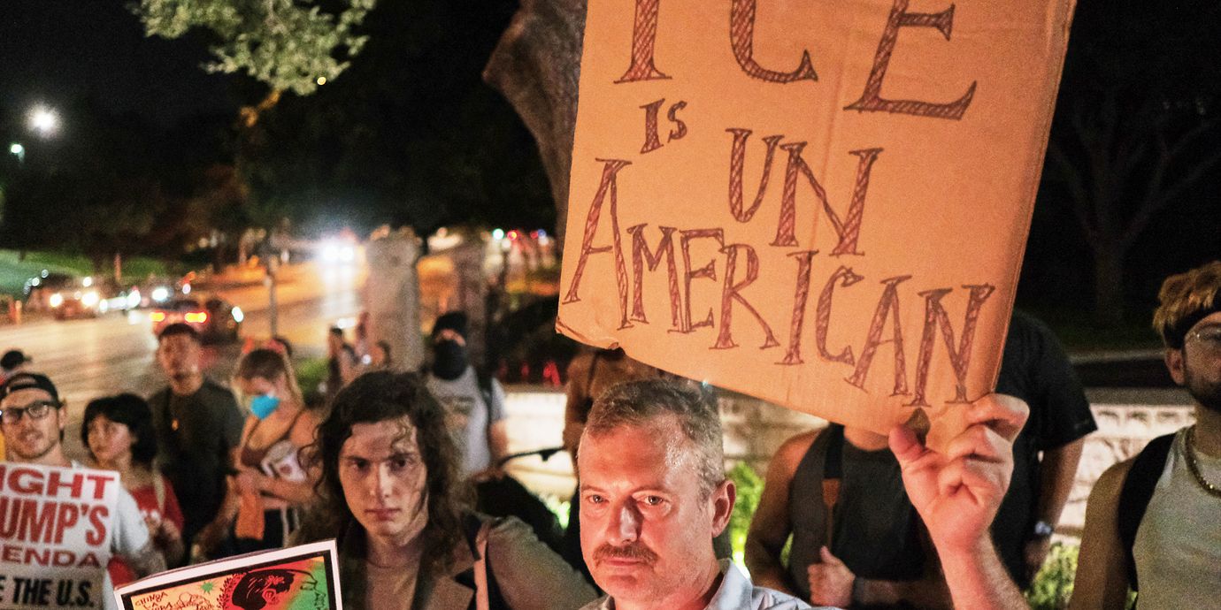 Protester i Texasdelstaten Austin efter att en ICE-agent skjutit en civil i ryggen.