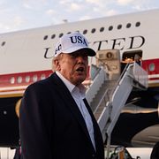 Donald Trump utanför Air Force One.