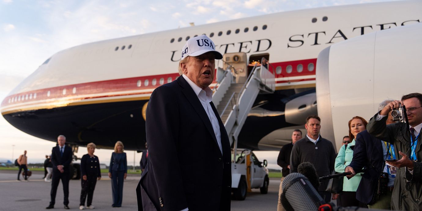 Donald Trump utanför Air Force One.