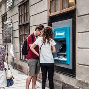 Uttag av pengar i en bankomat i Gamla stan 
