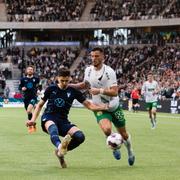  Malmö FFs Dennis Hadzikadunic och Hammarbys Astrit Selmani. 