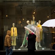 Folk går förbi en Zara-butik i Madrid.