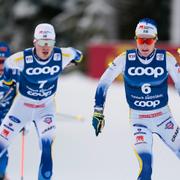 Svenskar William Poromaa och Jens Burman under dagens tävling i 20 km jaktstart  i Toblach. 