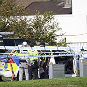 Polis på plats utanför Örebro moské i stadsdelen Vivalla.