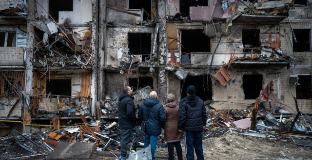 En av de förstörda husen efter raketangreppet. Emilio Morenatti / AP